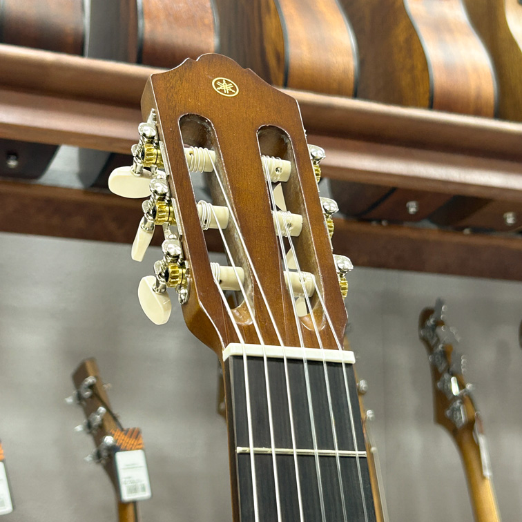 Yamaha C40 4/4 глянцевая — Гитара классическая (голова грифа)