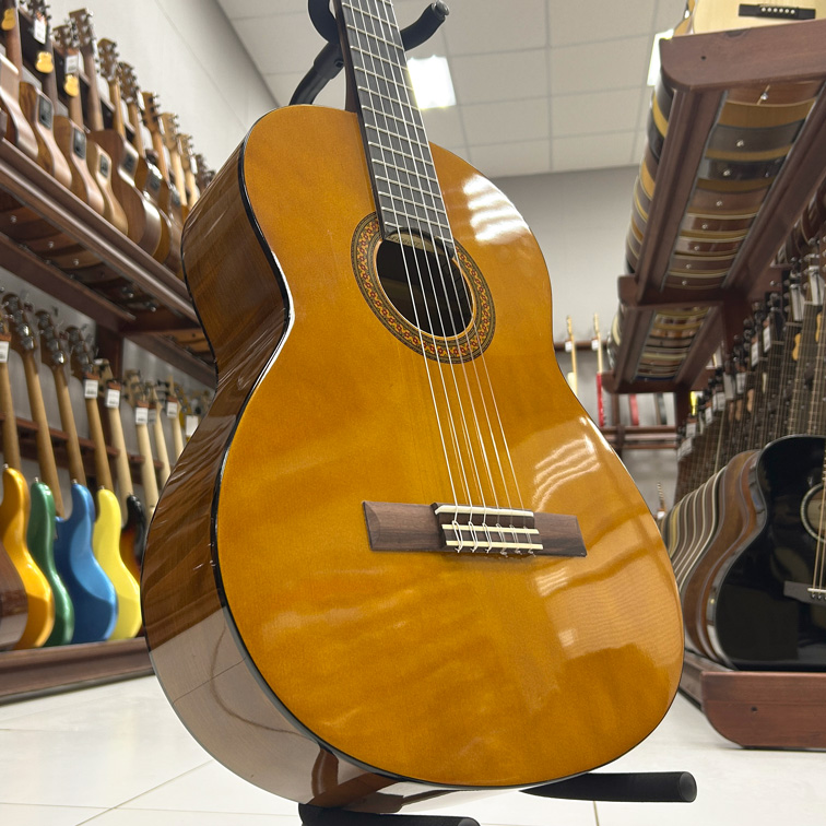 Yamaha C40 4/4 глянцевая — Гитара классическая (верхняя дека)
