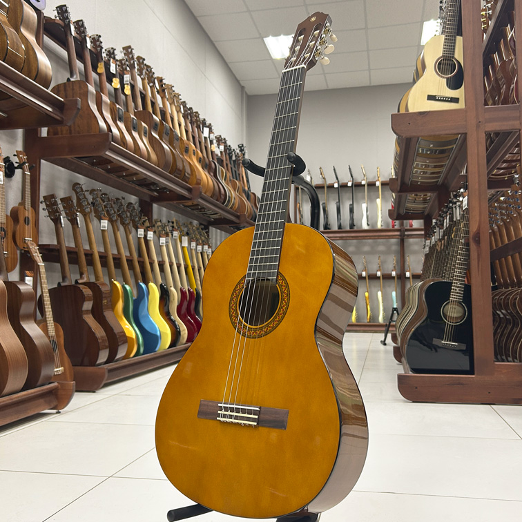 Yamaha C40 4/4 глянцевая — Гитара классическая
