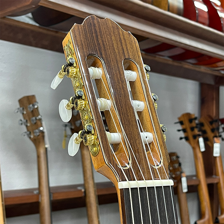 Kremona F65C Cedar Fiesta Soloist Series — Классическая гитара (фото головы грифа)