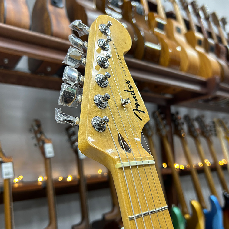 Fender Standard Stratocaster OW — электрогитара (голова грифа)