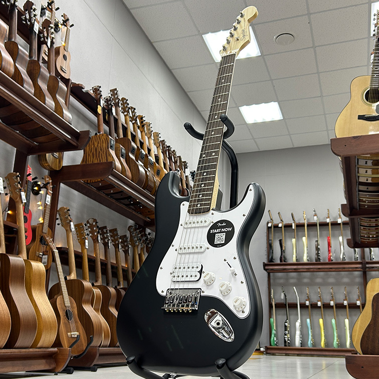 Squier by Fender Debut Stratocaster HT HSS BLK Электрогитара