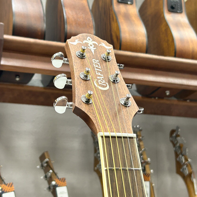 Crafter GA-6/NC — акустическая гитара с чехлом (голова грифа)