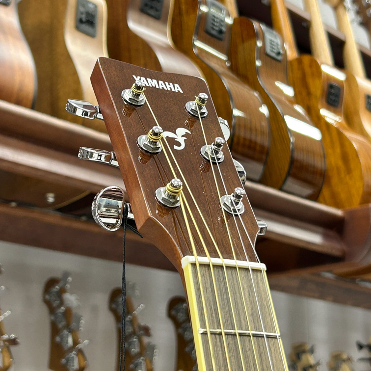 Yamaha FS820 — Акустическая гитара (голова грифа)