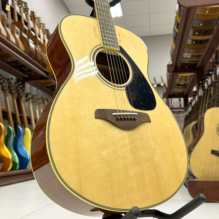 Yamaha FS820 — Акустическая гитара (верхняя дека)