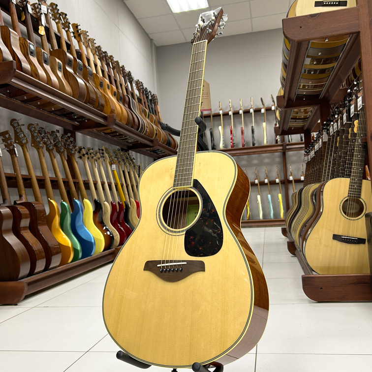 Yamaha FS820 — Акустическая гитара