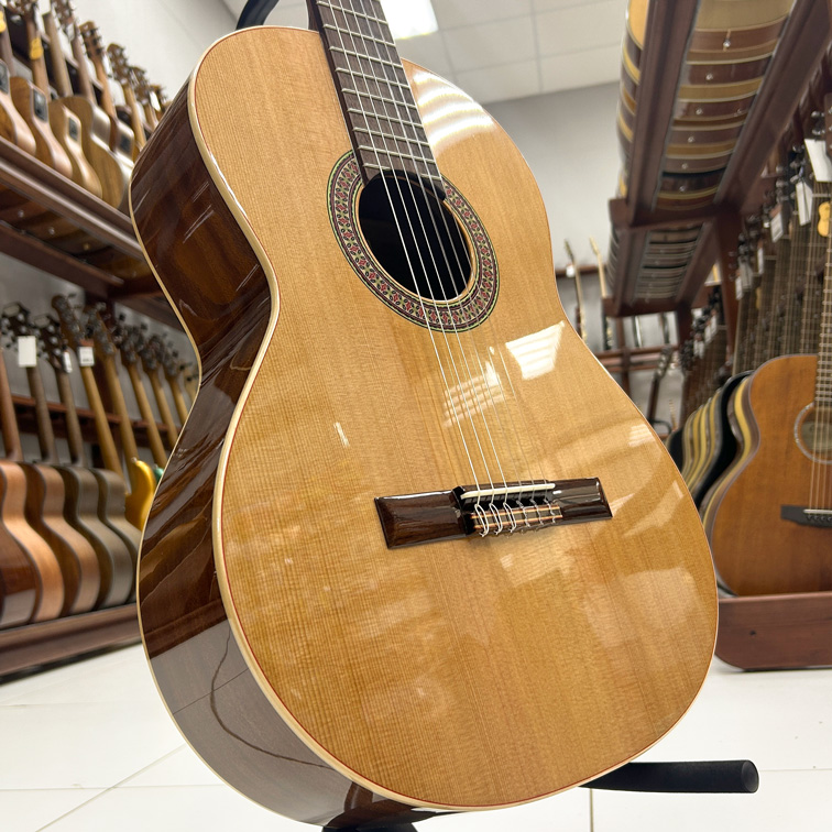 Altamira N100+ 4/4 — Классическая гитара (верхняя дека)