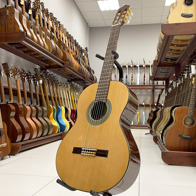 Altamira N200+ 4-4 — Классическая гитара