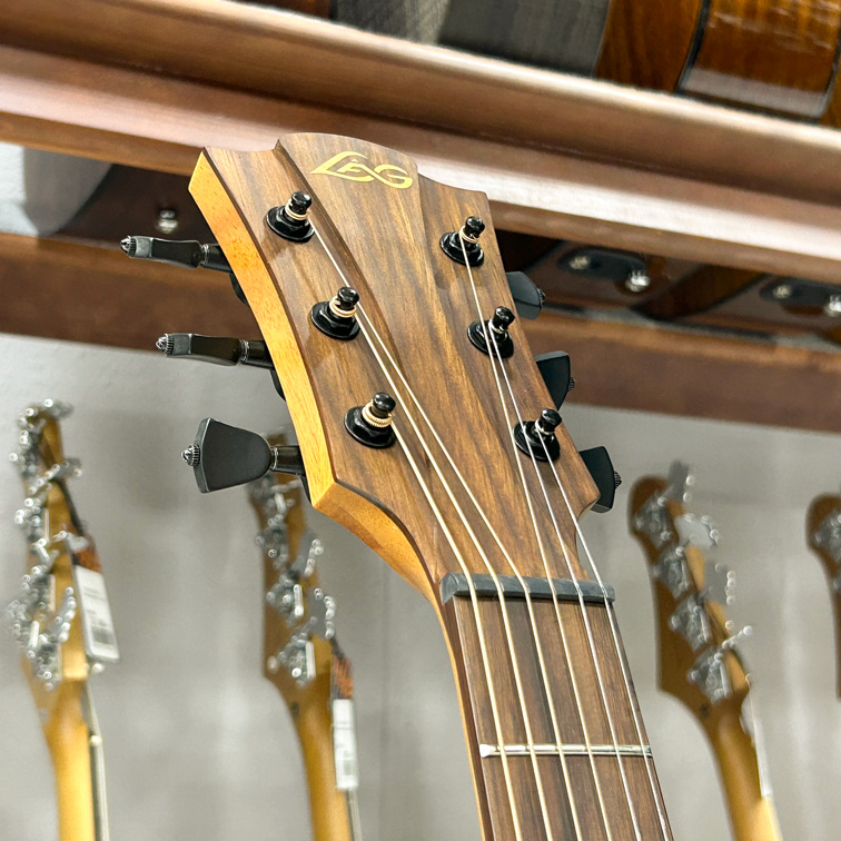 LAG T-318D — Акустическая гитара (голова грифа)